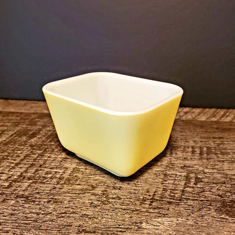 Pyrex Yellow Small Refrigerator Dish. 501. 1 1/2 Cup. USA